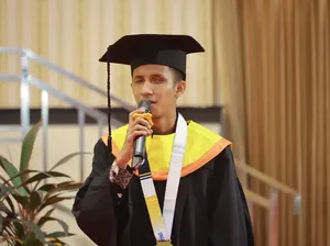 Kisah Alfian, Wisudawan Tunanetra Pertama Unair Sukses Raih Gelar S2 Kisah Alfian, Wisudawan Tunanetra Pertama Unair Sukses Raih Gelar S2