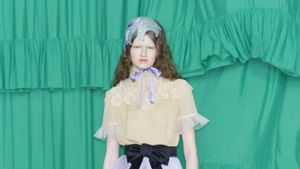 10 Koleksi Valentino Pre-Fall 2025, Busana Bergaya Tahun 70-an