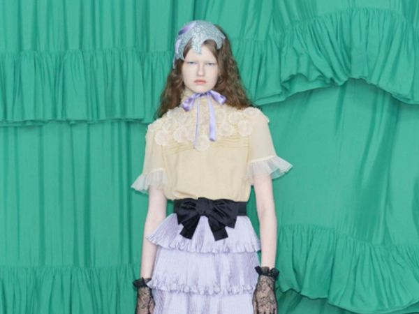 10 Koleksi Valentino Pre-Fall 2025, Busana Bergaya Tahun 70-an