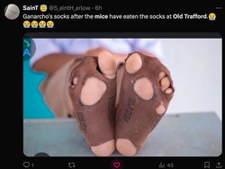 POV Kaos kaki Alejandro Garnacho bolong-bolong dimakan tikus. (Foto: Twitter @S_aintH_arlow)