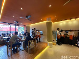 Video: Antre 1,5 Jam di Resto Mie Ayam Nikita Mirzani, Worth It Nggak Sih? Video: Antre 1,5 Jam di Resto Mie Ayam Nikita Mirzani, Worth It Nggak Sih?