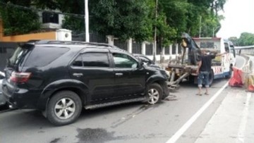 SUV Terbang! Hantam Separator Busway Sisingamangaraja