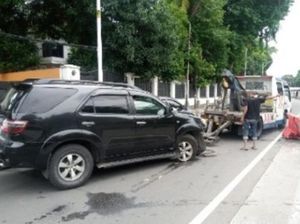 SUV Tabrak Separator Busway di Jalan Sisingamangaraja Arah Blok M SUV Tabrak Separator Busway di Jalan Sisingamangaraja Arah Blok M