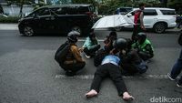 Momen Kompak Polisi-Warga Tolong Korban Lakalantas