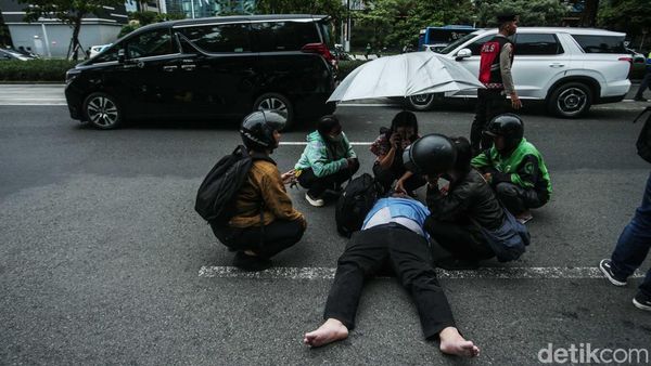 Momen Kompak Polisi-Warga Tolong Korban Lakalantas