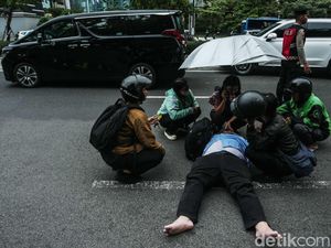 Momen Kompak Polisi-Warga Tolong Korban Lakalantas