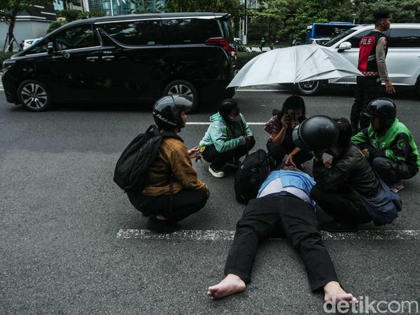 Momen Kompak Polisi-Warga Tolong Korban Lakalantas