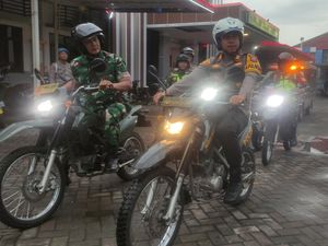 Polisi-TNI di Sidoarjo Patroli ke Gereja Gunakan Motor Polisi-TNI di Sidoarjo Patroli ke Gereja Gunakan Motor