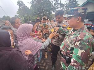 Ratusan Masker Dibagikan di Dusun Paling Terdampak Abu Erupsi Gunung Raung