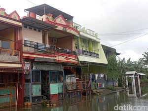 Cerita Warga Antang Ogah Mengungsi Meski Rumah Sudah 5 Hari Direndam Banjir Cerita Warga Antang Ogah Mengungsi Meski Rumah Sudah 5 Hari Direndam Banjir