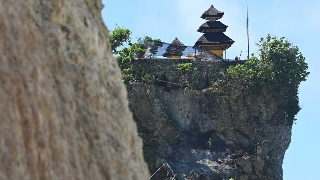 Intip Progres Proyek Penanganan Tebing Retak Pura Uluwatu Intip Progres Proyek Penanganan Tebing Retak Pura Uluwatu