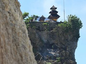 Intip Progres Proyek Penanganan Tebing Retak Pura Uluwatu Intip Progres Proyek Penanganan Tebing Retak Pura Uluwatu
