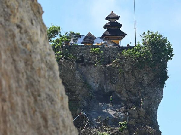 Intip Progres Proyek Penanganan Tebing Retak Pura Uluwatu
