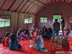 119 Warga Trenggalek Terdampak Tanah Gerak Masih Tinggal di Pengungsian 119 Warga Trenggalek Terdampak Tanah Gerak Masih Tinggal di Pengungsian