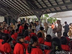Pj Gubernur Jakarta Bagikan Kado Natal-Tiket Ancol ke Anak Panti Asuhan