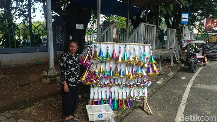 Penjual terompet sampai kembang api cuan menjelang momen perubahan tahun gres 2025. Penjual terompet sampai kembang api cuan menjelang momen perubahan tahun gres 2025.