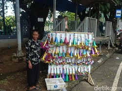 Senangnya Penjual Terompet-Kembang Api di Makassar Cuan di Momen Tahun Baru