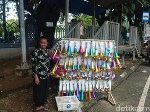 Senangnya Penjual Terompet-Kembang Api di Makassar Cuan di Momen Tahun Baru Senangnya Penjual Terompet-Kembang Api di Makassar Cuan di Momen Tahun Baru