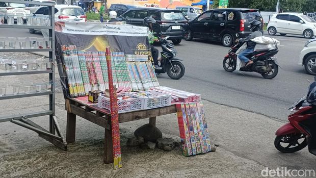 Penjual terompet sampai kembang api cuan menjelang momen perubahan tahun gres 2025.