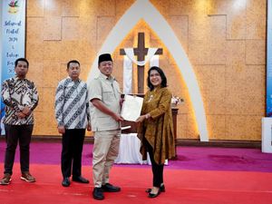 Jelang Natal, Nusron Wahid Serahkan Sertipikat Gereja Kristen Pasundan