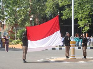 Polwan Berkebaya Pimpin Upacara Hari Ibu-HBN di Mojokerto Polwan Berkebaya Pimpin Upacara Hari Ibu-HBN di Mojokerto