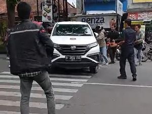 Viral Pemobil Tabrak Lari di Jl Siliwangi Bogor, 2 Orang Terluka Viral Pemobil Tabrak Lari di Jl Siliwangi Bogor, 2 Orang Terluka