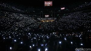 Potret Ribuan Jemaat Hadiri Misa Malam Natal di Indonesia Arena