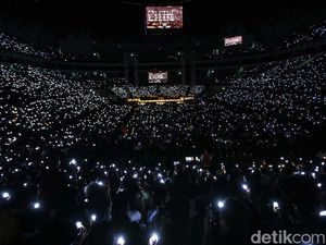 Potret Ribuan Jemaat Hadiri Misa Malam Natal di Indonesia Arena