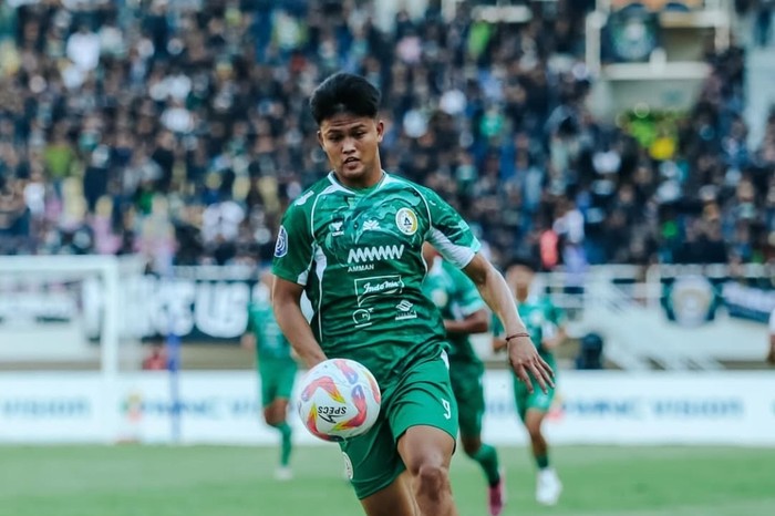 Aksi striker PSS Sleman, Hokky Caraka saat menjamu Arema FC di Stadion Manahan, Solo, Jumat (20/9/2024).