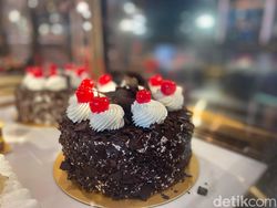 Kafe Legendaris Ini Sajikan Sosis hingga Black Forest Ikonik