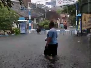 17 Desa di Waru Sidoarjo Terendam Banjir Setelah Diguyur Hujan 3 Jam 17 Desa di Waru Sidoarjo Terendam Banjir Setelah Diguyur Hujan 3 Jam