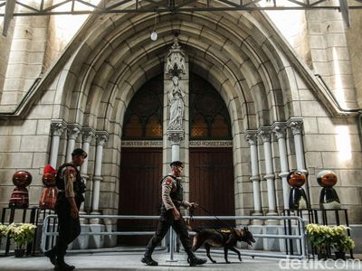 Sterilisasi Gereja Katedral Jelang Misa Natal 2024