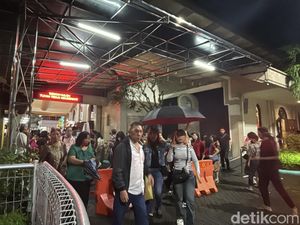 Cerita Jemaat Terobos Hujan Demi Hadiri Misa Natal di Gereja Kristus Raja Cerita Jemaat Terobos Hujan Demi Hadiri Misa Natal di Gereja Kristus Raja