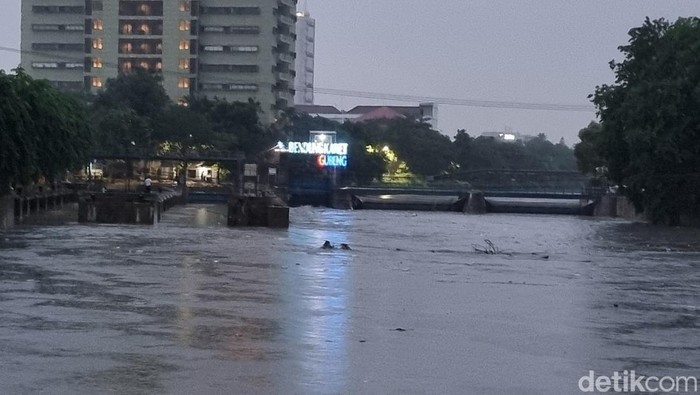 Surabaya banjir sehabis diguyur hujan lebat semenjak sore Surabaya banjir sehabis diguyur hujan lebat semenjak sore