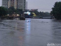 Eri Minta Pintu Air Tengah Kota Ditutup Agar Banjir di Surabaya Tak Meluas