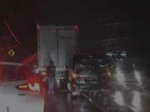Jalan Gelap Minim Penerangan, Mobil Pelat B Nyangkut di Pembatas Jalan Wates Jalan Gelap Minim Penerangan, Mobil Pelat B Nyangkut di Pembatas Jalan Wates
