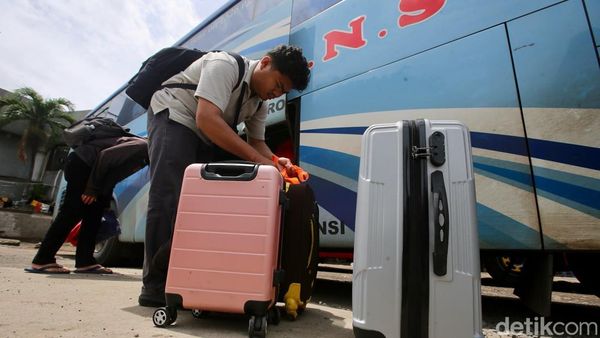 Terminal Pondok Pinang Ramai Pemudik