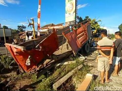Palang Perlintasan Lupa Ditutup, Truk Gandeng Tertabrak KA di Blitar