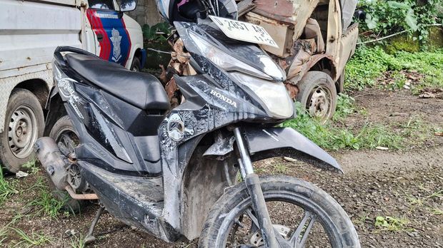 Tumpahan cairan kimia di Jalan Raya Purwakarta-Padalarang.