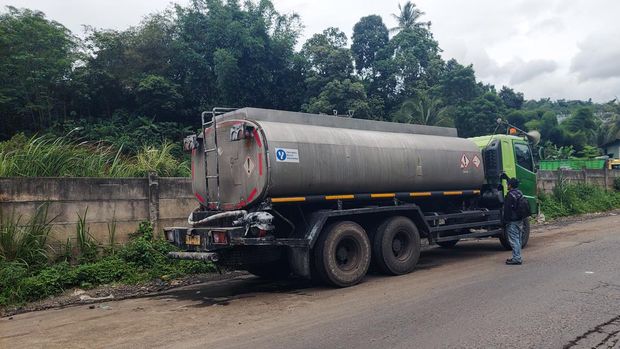 Tumpahan cairan kimia di Jalan Raya Purwakarta-Padalarang.