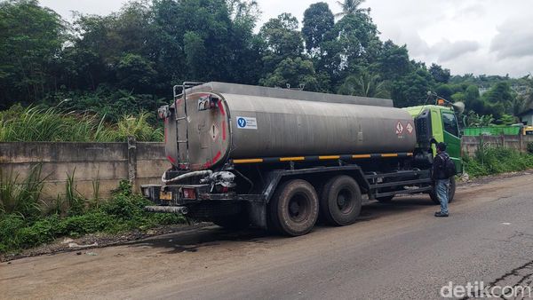 Potret Cairan Kimia Misterius Basahi Jalan Raya Purwakarta-Padalarang