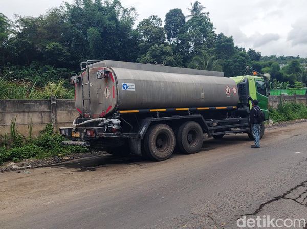 Potret Cairan Kimia Misterius Basahi Jalan Raya Purwakarta-Padalarang
