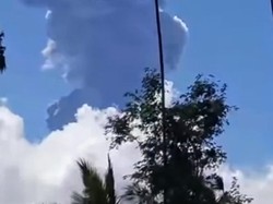 Viral Kepulan Asap Hitam Saat Gunung Raung Erupsi, Ini Kata BPBD