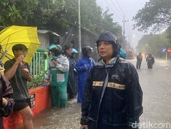 Surabaya Banjir Dampak Hujan Lebat, Walkot Eri Sebut Semua Sungai Penuh