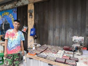 Cerita Agus Puluhan Tahun Jualan Batu Akik di Pasar Kanoman Cirebon