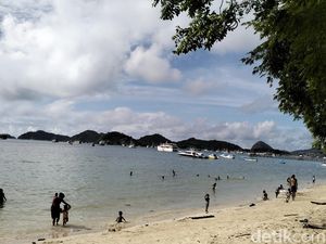Warga Padati Pantai Pede Labuan Bajo Nikmati Libur Natal Warga Padati Pantai Pede Labuan Bajo Nikmati Libur Natal