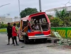 Kejar-kejaran saat Cari Penumpang, Angkot di Medan Nabrak Pikap Sedang Parkir