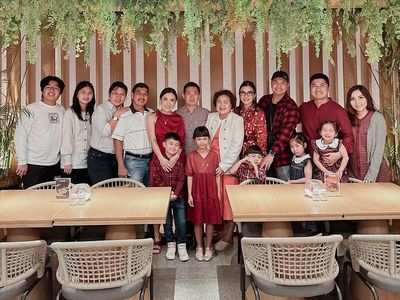Potret 10 Artis Makan Bareng Keluarga saat Rayakan Natal