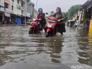 Banjir Jalan Pepelegi Sidoarjo Belum Surut Sejak Sore Kemarin Banjir Jalan Pepelegi Sidoarjo Belum Surut Sejak Sore Kemarin
