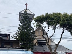 Indahnya Pohon Cemara 15 Meter Hiasan Natal Gereja St Ignatius Semarang